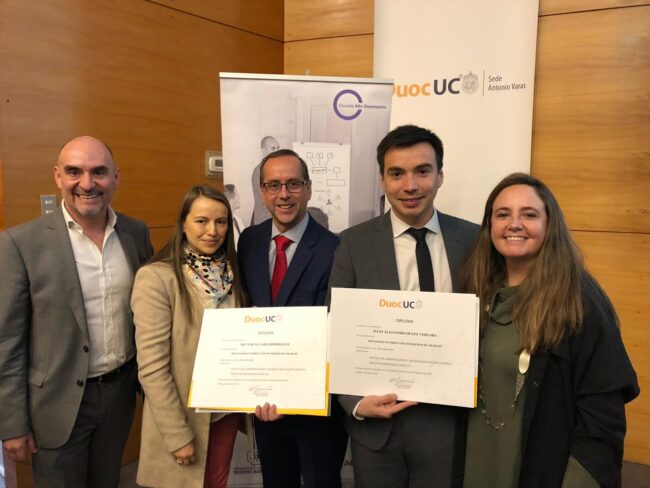 SKCAP-CO-FTG-2019-0003 (2) Grupo de personas con diplomas Duoc UC junto a Sigdo Koppers en ceremonia de certificación
