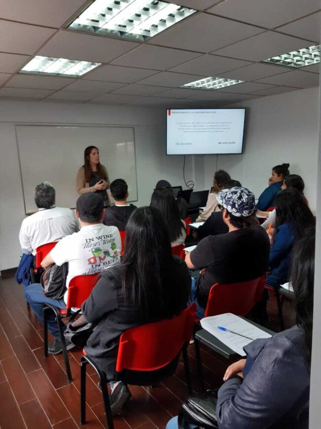 image003 (6) Instructora dicta clase a alumnos en sala de capacitación de SK Capacitación