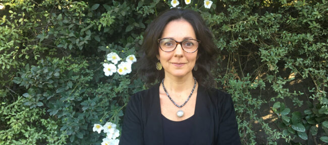 news-5-4 Retrato de mujer sonriente entre plantas, imagen de nota de prensa de SK Capacitación