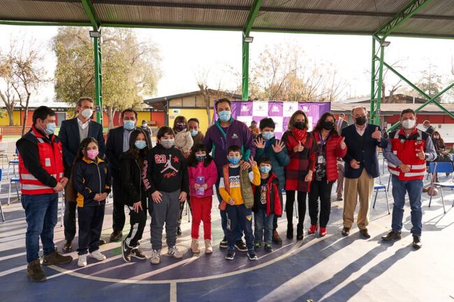 SKIC-reafirma-su-compromiso-con-la-educacion-optim Ejecutivos y trabajadores de SKIC junto a escolares en actividad educativa