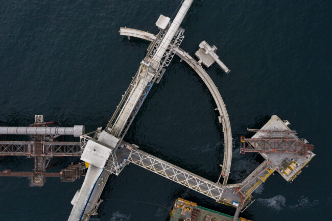 Noticia_Puerto-Collahuasi Vista aérea de estructuras portuarias sobre el mar en Collahuasi